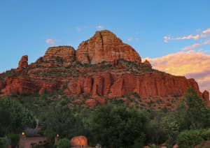 Скалистая местность с лесом внизу